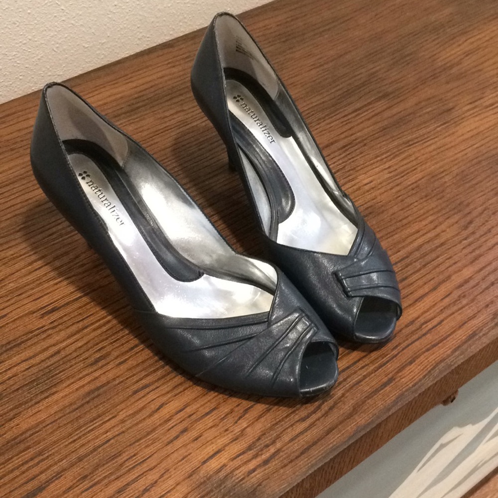 Naturalizer Leather PeepToe Pumps in blue, sz 8.5